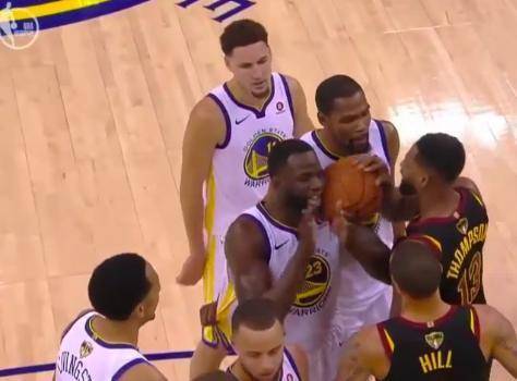 小艾电竞官方网站- 里昂德比爆发激烈冲突，裁判红牌频出引热议  